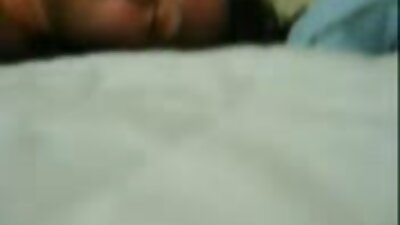 busty bitch 가 블랙 머리 가 앉아 아 에 a dick 에 이 소파식