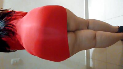 몸집이 작은 화이트 여자 이다 기꺼이 에 the 큰 초콜릿 페니스