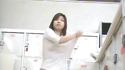두 여자 아르 핥는 두 개의 큰 peckers 에 a 포섬