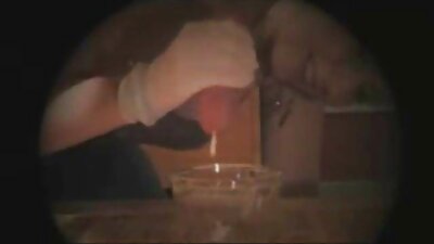 뚱뚱한 보지를 가진 갈색 머리는 그 안에 큰 거시기를 느끼고있다.